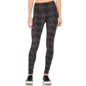 ALO Yoga Black Patterned Leggings
Alo Yoga
High Waist Airbrush Yoga Leggings